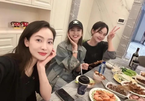 他们仨又聚一块了，网友：内娱的三个女孩组成了最强铁三角