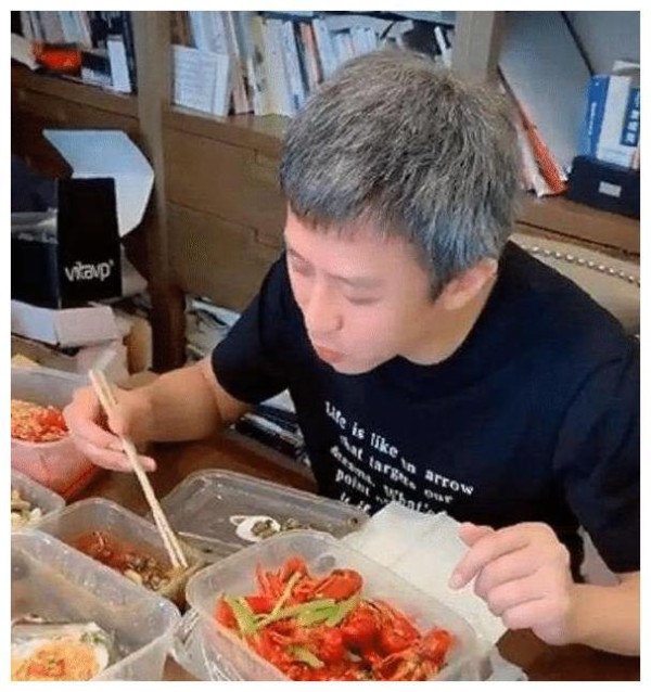 明星片场休息，赵丽颖蹲土坑，刘亦菲炒菜，看见胡歌我笑了