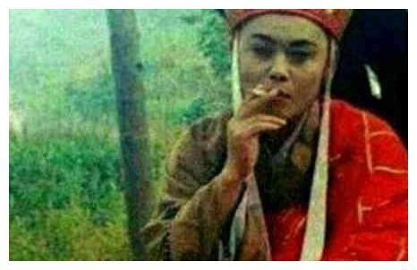 明星片场休息，赵丽颖蹲土坑，刘亦菲炒菜，看见胡歌我笑了