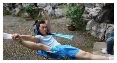 明星片场休息，赵丽颖蹲土坑，刘亦菲炒菜，看见胡歌我笑了