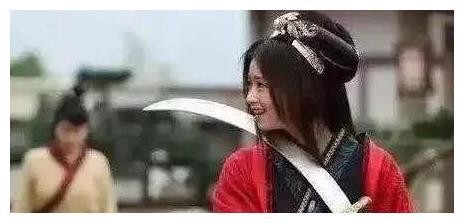 明星片场休息，赵丽颖蹲土坑，刘亦菲炒菜，看见胡歌我笑了