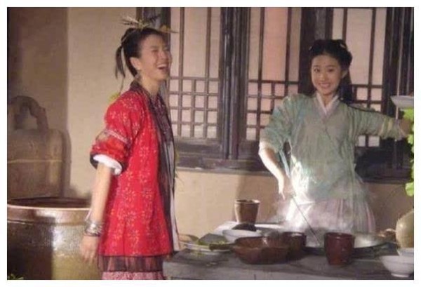明星片场休息，赵丽颖蹲土坑，刘亦菲炒菜，看见胡歌我笑了