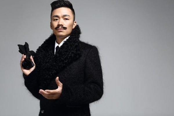 年纪轻轻就从演员变身导演的4大明星，个个才华横溢，你最看好谁