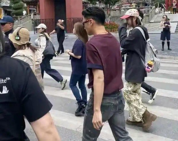 泸定桥偶遇谢霆锋和丁真！拍摄新节目，看不出谢霆锋比丁真大21岁