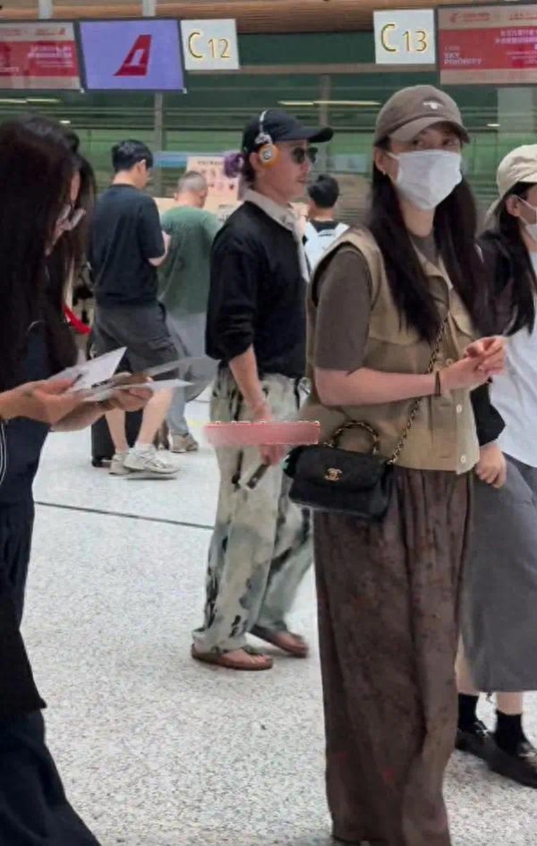 蒋勤勤现身机场，18岁大儿子罕露面，颜值变化大，比陈建斌帅多了