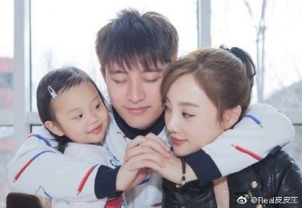 贾乃亮李小璐终离婚，卑微的爱能换来真心吗？