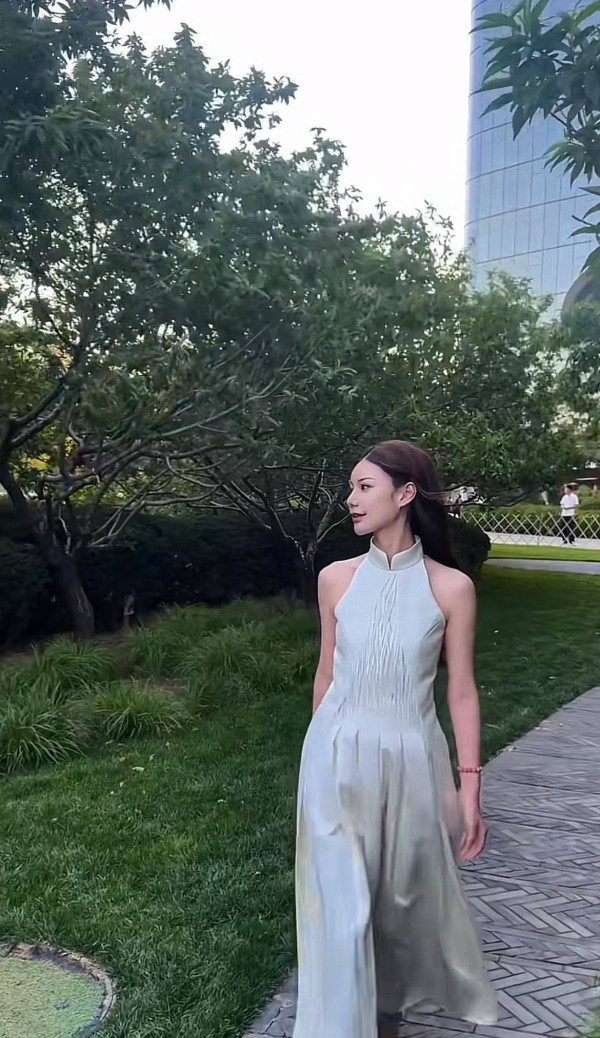 太美了！马筱梅亮相花园诗会，携手女星朱珠同台，婚后活跃高端圈