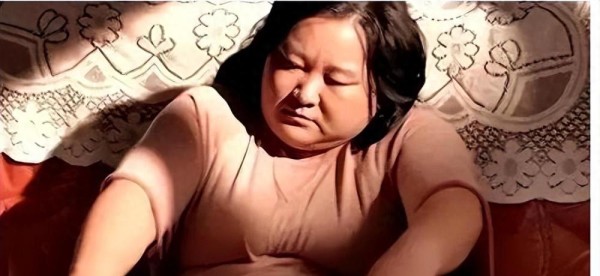 贾玲旗下艺人张小斐等全解约，知情人曝内幕，事件闹大了