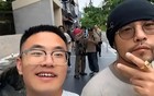 周杰伦近况曝光！昔日巨星竟需人扶持，生活堪忧！