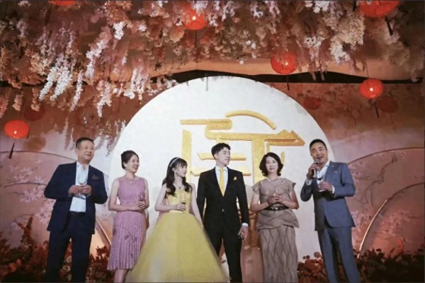 商业联姻/真爱无价？七匹狼特步二代订婚，有情（钱）人终成眷属