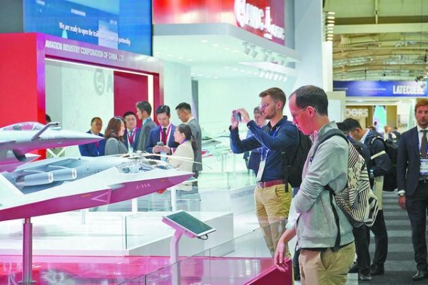 中国明星战机组团亮相巴黎航展