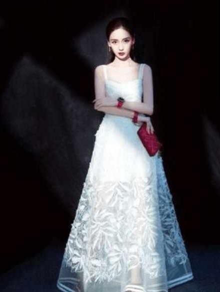 娱乐圈女明星的时尚搭配，不仅衣服时尚就连搭配的配件也很时尚！