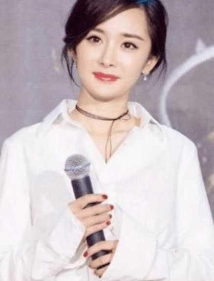 娱乐圈女明星的时尚搭配，不仅衣服时尚就连搭配的配件也很时尚！