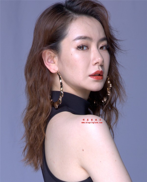 戚薇为某时尚杂志拍摄的封面大片拍摄花絮照，性感西装、露肩造型，放大可看清肌肤纹理，高清4K分辨率原图无修组图下载（至尊）