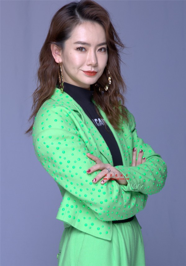 戚薇为某时尚杂志拍摄的封面大片拍摄花絮照，性感西装、露肩造型，放大可看清肌肤纹理，高清4K分辨率原图无修组图下载（至尊）