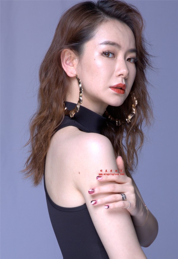 戚薇为某时尚杂志拍摄的封面大片拍摄花絮照，性感西装、露肩造型，放大可看清肌肤纹理，高清4K分辨率原图无修组图下载（至尊）
