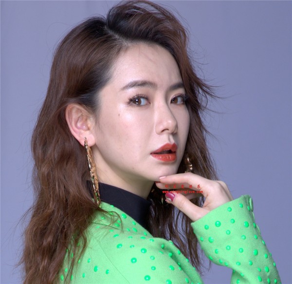 戚薇为某时尚杂志拍摄的封面大片拍摄花絮照，性感西装、露肩造型，放大可看清肌肤纹理，高清4K分辨率原图无修组图下载（至尊）