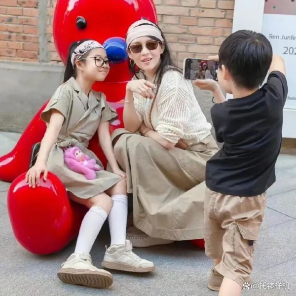 章子怡六一罕见晒娃，亲子瞬间引热议