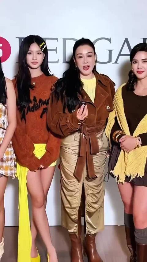 钟丽缇15岁女儿考拉穿低胸吊带逛店，打扮成熟引注目