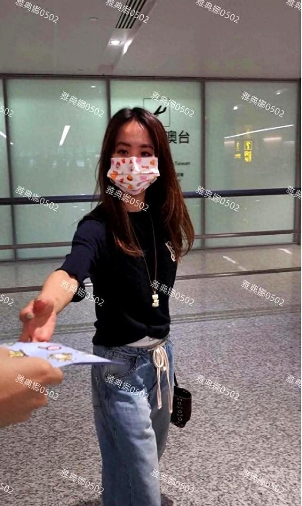 蔡依林上海机场亮相，粉丝递信竟引发双向互动，背后暗藏情感密码