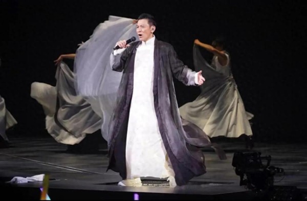 刘德华妻子被嘲隐形人：21年隐婚、千亿家世，她图什么？