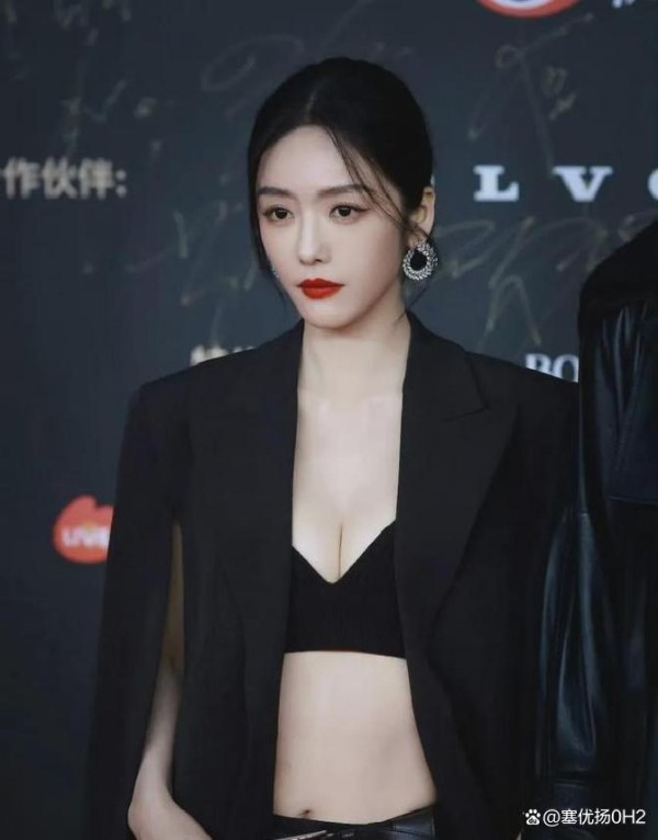 蔡文静透视装引爆时尚底线争议