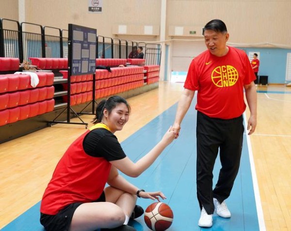 中国女篮28人集训名单解析：新人崛起如何冲击2025亚洲杯？