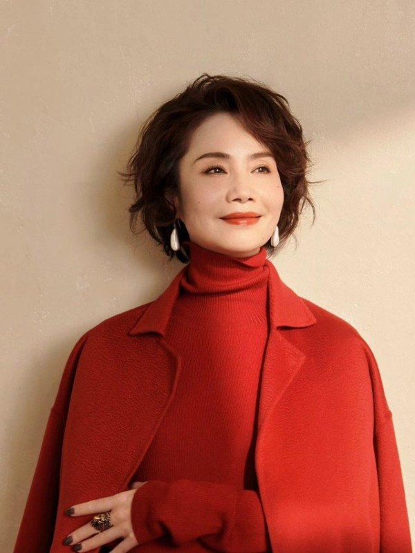 央视主持人的华丽转身：从主播台到演艺舞台