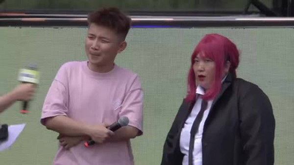 HYPER电竞嘉年华，粉丝线下见面会上蛋总女粉深情表白，一口家乡话太亲切了