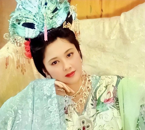 镜头前美若天仙，真人黑瘦干瘪，这4位“上镜脸”的女星反差好大
