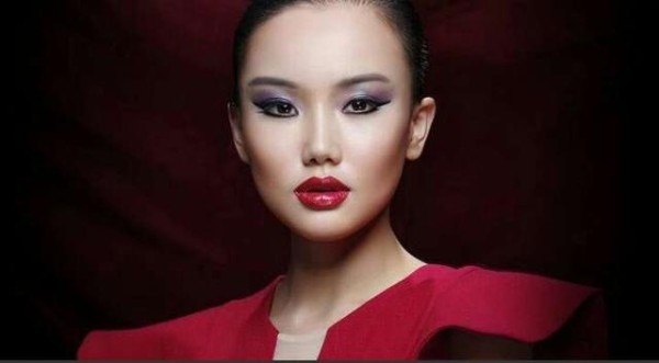 她发首张专辑封“转音歌姬”，明星网红纷纷翻唱，可惜歌红人不红