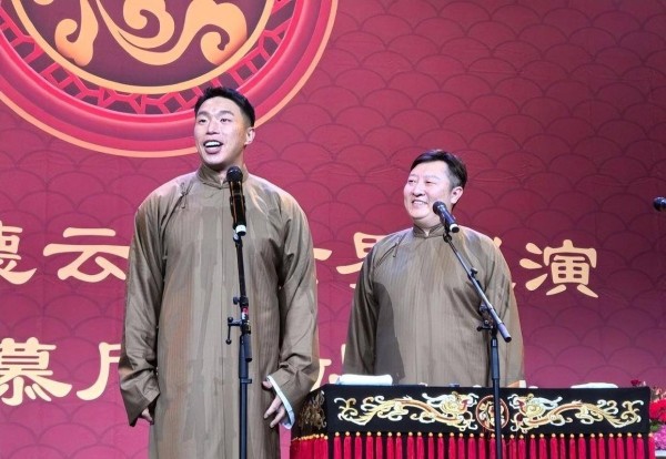 德云社慕尼黑演出落幕，烧饼口误被质疑，网友解围，这事怪导游