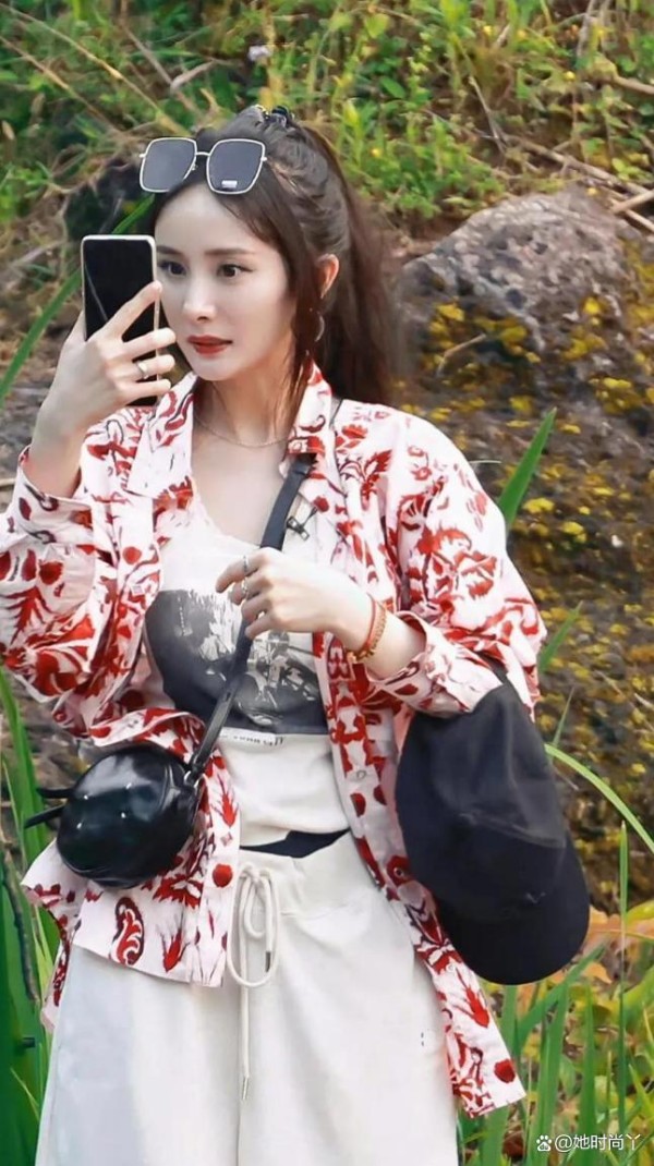 盘点杨幂《花儿与少年》中的时尚穿搭：风格多变，展现独特魅力