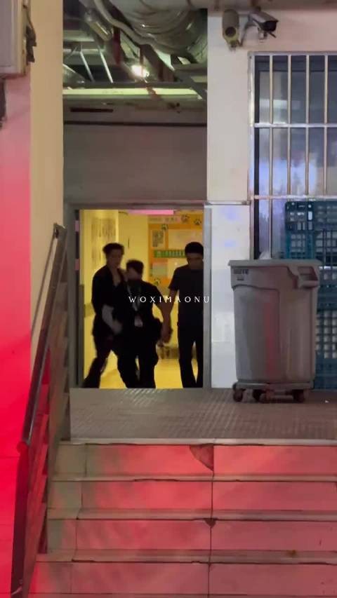 严浩翔背头深V全黑西装的上班路透帅得有点不知天地为何物了