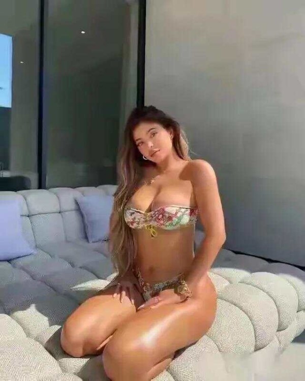 美妆女王崛起：凯莉·詹娜的非凡旅程，从网红到帝国的辉煌转身！