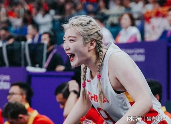 李梦落选亚洲杯！铁血教练与美妆新星的理念大战谁动了女篮的奶酪