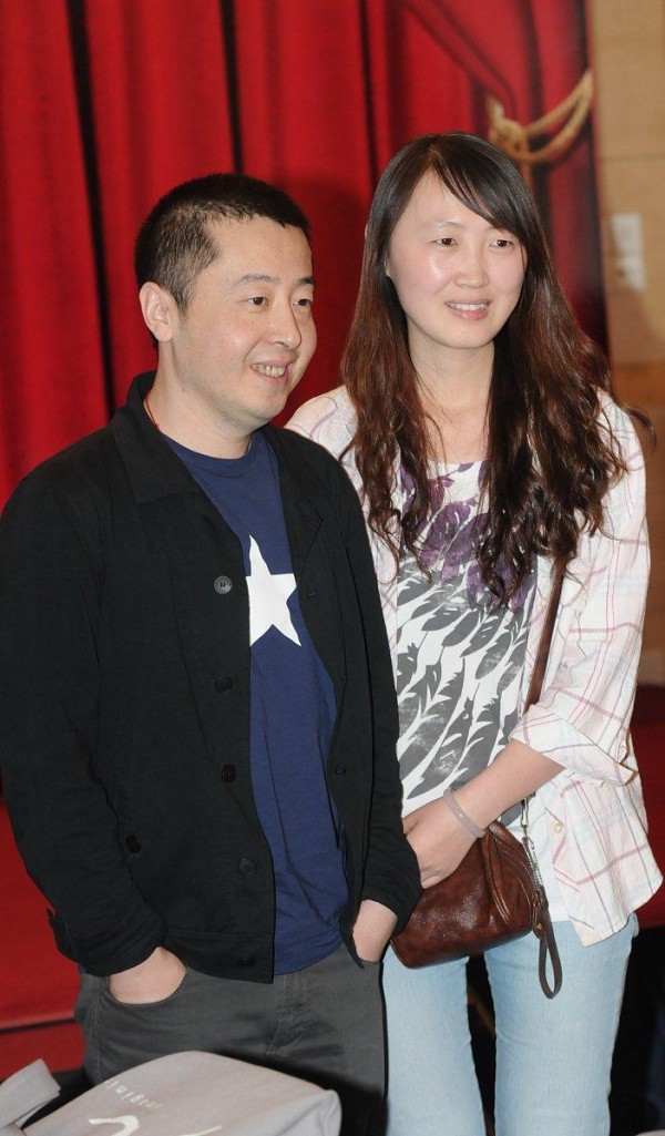 从“无缝恋爱”争议看娱乐圈情感伦理的公众审判困境