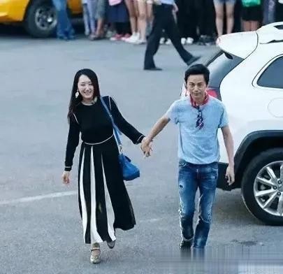 街头牵手照引发热议：何炅与杨钰莹的关系再成焦点