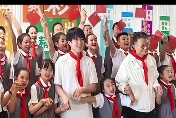 王楚钦弯腰牵小女孩，明星亲民举动引热议，这才是偶像该有的样子
