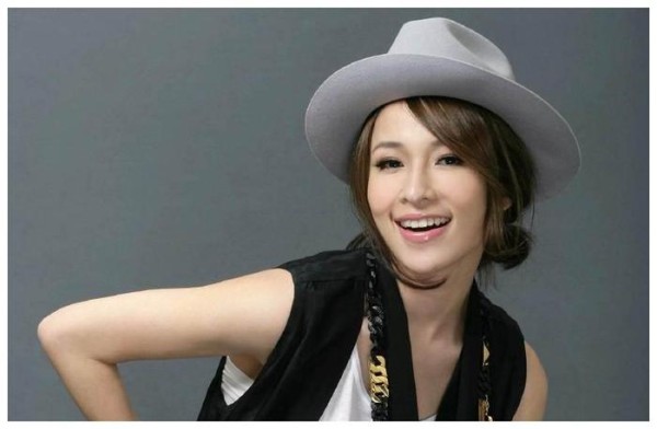曾是蔡依林强劲的对手，爆红之际被公司雪藏，如今只能靠商演度日