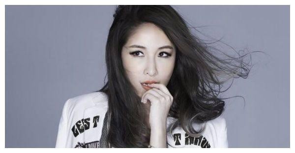 曾是蔡依林强劲的对手，爆红之际被公司雪藏，如今只能靠商演度日