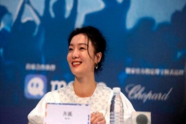 金靖灵魂拷问张凌赫：吻戏专业户的“甜蜜烦恼”