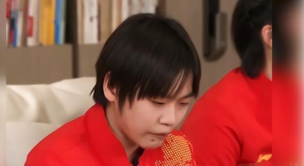 全红婵接受采访，吃个不停，边吃边答，被吐槽：不尊重人，缺涵养