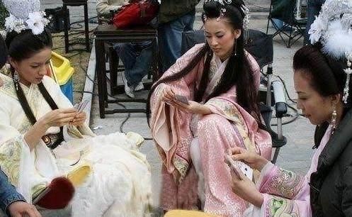 盘点明星片场休息！胡歌迷人！刘亦菲俏皮可爱！