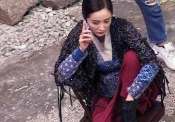 盘点明星片场休息！胡歌迷人！刘亦菲俏皮可爱！
