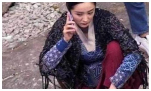 女星片场休息都在干嘛？吴谨言在接吻，杨颖在抽烟，刘亦菲玩蛇