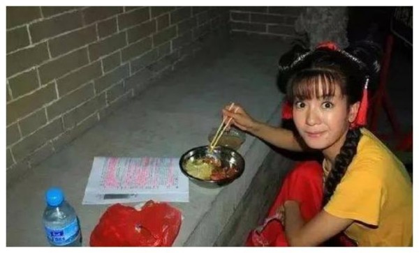 女星片场休息都在干嘛？吴谨言在接吻，杨颖在抽烟，刘亦菲玩蛇