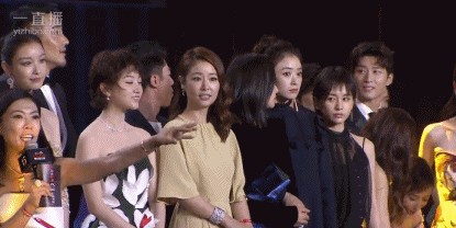 芭莎慈善夜，杨幂用余光扫秦海璐全身，表情让人不解