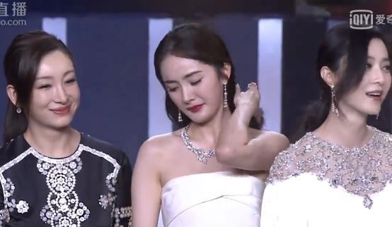 芭莎慈善夜,杨幂用余光扫秦海璐全身,表情让人不解