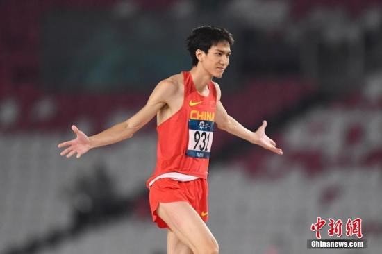 资料图：王宇比赛获胜后霸气庆祝。 中新社记者 杨华峰 摄